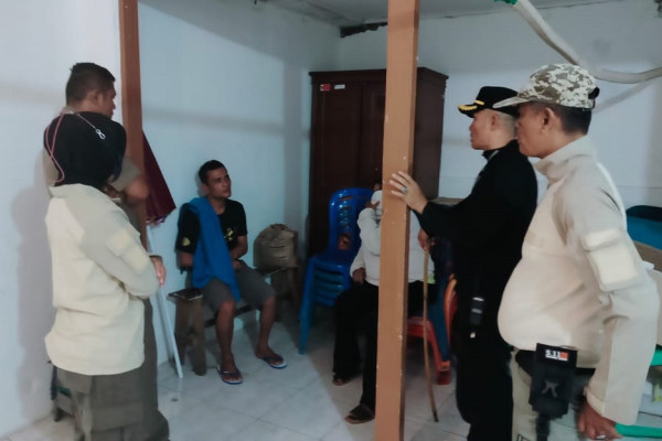 Asyik Lucuti Baju saat Sahur, Pasangan Selingkuh Panik Rumah Kontrakan Digedor Warga