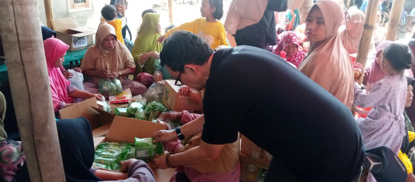 MNC Peduli dan Berdikari Bagikan 600 Paket Bahan Pangan di Pesisir Bekasi Disambut Antusias Warga