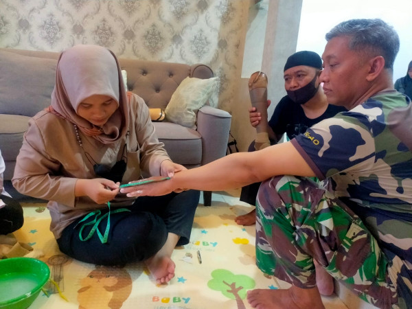 Peltu Khusnul Terharu Dapat Hadiah Tangan Palsu dari Pangdam V/Brawijaya