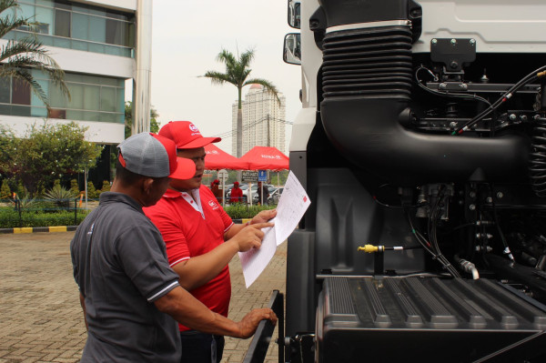 Ramadan Ceria, UD Trucks Indonesia Berikan Apresiasi ke 1.000 Sopir Truk