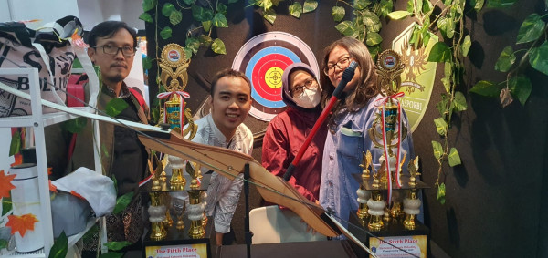 Stand SMA Yasporbi di Gelaran Jakarta Selatan Expo Dibanjiri Pengunjung