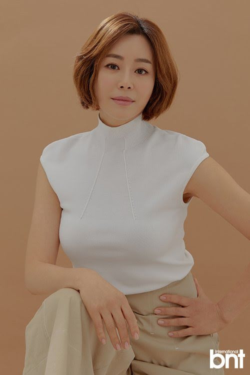 Ibu Lee Da In Diduga Menyumbangkan Uang Pernikahan sang Anak dan Lee Seung Gi ke Yayasan Miliknya