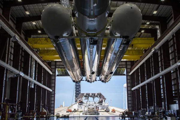 SpaceX Pamerkan Roket Falcon Heavy yang Besar, Ditenagai 27 Mesin Merlin