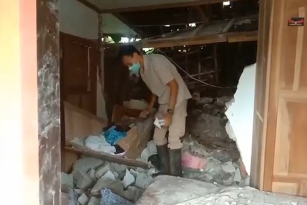 Longsor Terjang Rumah di Desa Semen Blitar, 1 Tewas Tertimbun