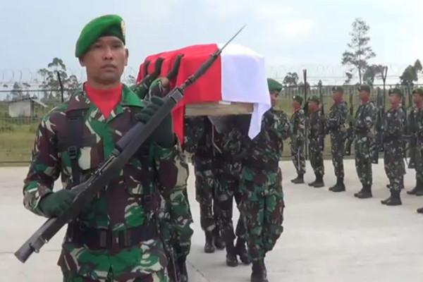 Tangis Pecah Sambut Jenazah Serka Robertus Simbolon, Prajurit Tengkorak Kostrad Korban Serangan Brutal KKB