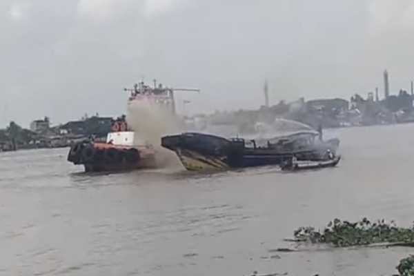 Angkut 40 Ton Beras, Kapal Jukung Terbakar di Sungai Musi Palembang
