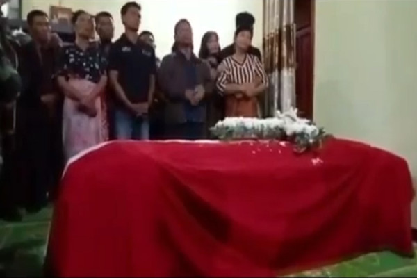 Tangis Pecah Sambut Jenazah Serka Robertus Simbolon, Prajurit Tengkorak Kostrad Korban Serangan Brutal KKB