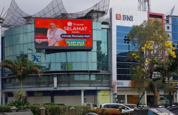 Heboh, Baliho Wanita Pemenang Flash Sale Mobil Rp1 Ini Terpampang di Medan