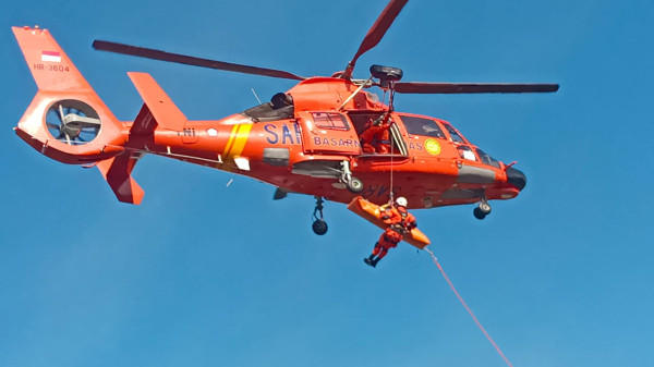 Massa Aksi Bentrokan dengan Aparat Gabungan di Stasiun Gambir, 1 Helikopter Dikerahkan