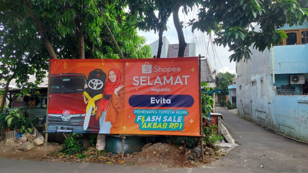 Berhasil Boyong Mobil Rp1 Flash Sale Shopee, Dua Warga Jakarta Ini Terpampang di Baliho Ibukota