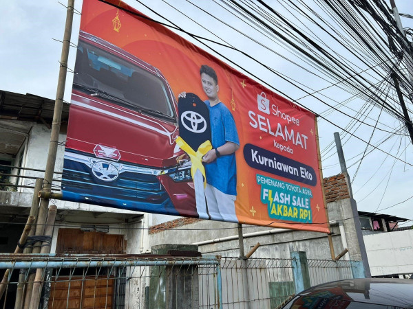 Berhasil Boyong Mobil Rp1 Flash Sale Shopee, Dua Warga Jakarta Ini Terpampang di Baliho Ibukota