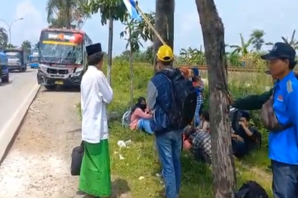Truk Pengangkut Biji Plastik Terbalik Ditabrak Bus di Pantura Lamongan