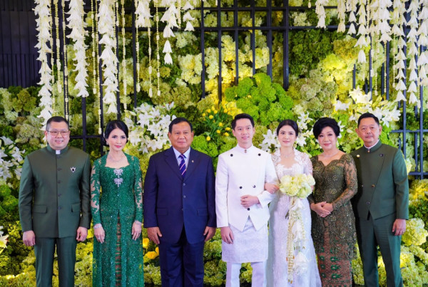 Jokowi Bersama Prabowo Jadi Saksi Pernikahan Putri HT, Warganet: Mr President dan The Next President 2024