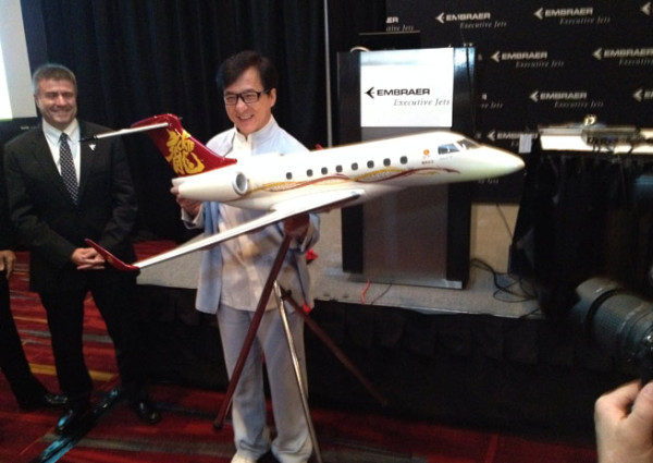 Keren, Pesawat Jet Pribadi Jackie Chan Bisa Dikontrol Pakai iPhone