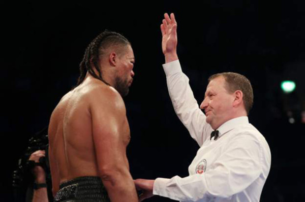 Zhilei Zhang Menang TKO usai Bikin Mata Joe Joyce Bengkak di Ronde Keenam