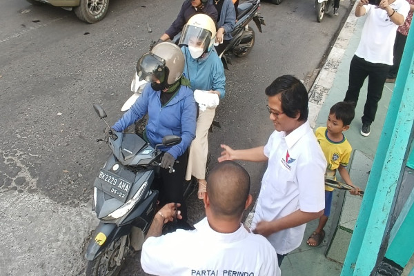 Meriah! Perindo Sumatera Utara Bagikan Ribuan Paket Takjil untuk Pengguna Jalan