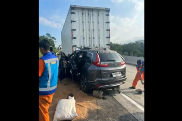 Tol Semarang-Solo Kembali Makan Korban, Minibus Tabrak Truk 3 Tewas