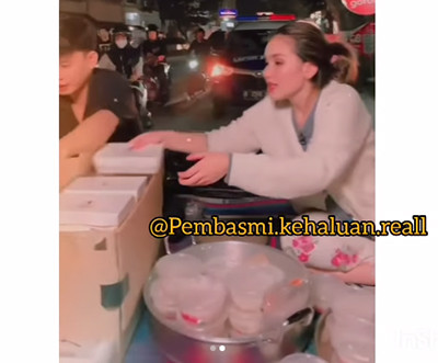 Ayu Ting Ting Bagi-Bagi Makanan Naik Mobil Bak Terbuka, Pakaiannya Jadi Sorotan