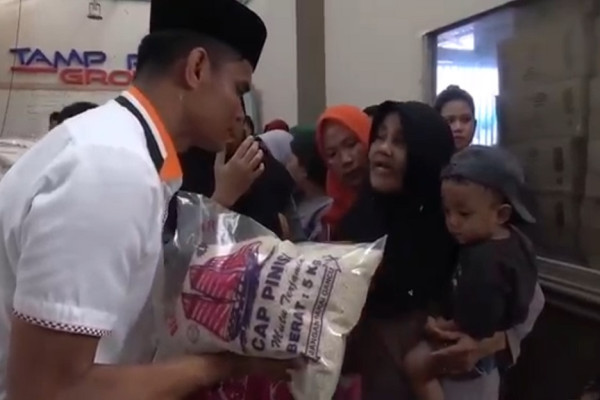 Demi Beras Gratis 5 Kg, Ratusan Emak-emak di Makassar Rela Antre Berdesakan