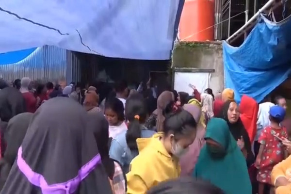 Demi Beras Gratis 5 Kg, Ratusan Emak-emak di Makassar Rela Antre Berdesakan