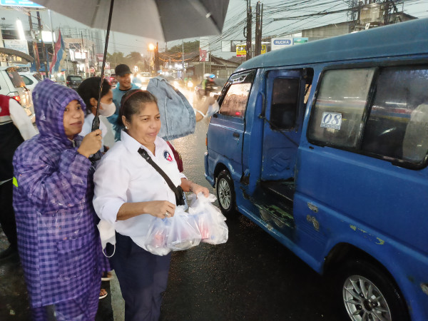 Diguyur Hujan Deras, RPA Perindo Tetap Semangat Bagikan Takjil di Bogor