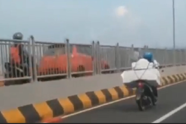 Viral! Mobil Terekam Masuk Jalur Sepeda Motor di Jembatan Suramadu