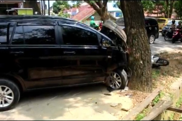 Minibus Angkut Pemudik Tabrak 2 Motor di Kendari, 2 Luka Parah Dilarikan ke RS