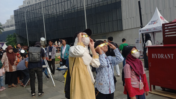 Gerhana Matahari Hibrida Disambut Antusias Warga Jakarta dari Taman Ismail Marzuki