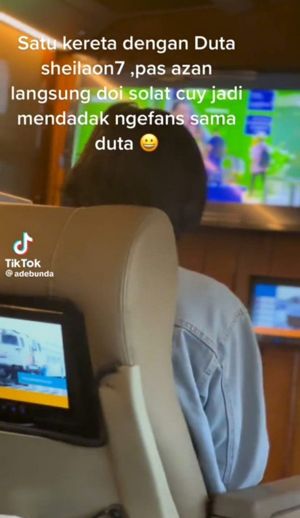 Viral! Video Duta Sheila On 7 Tunaikan Salat di Kereta, Warganet: Mantap, Nggak Lupa Ibadah