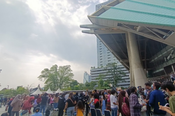 Gerhana Matahari Hibrida Terlihat dari Plaza Teater TIM, Warga Langsung Bagikan Momen
