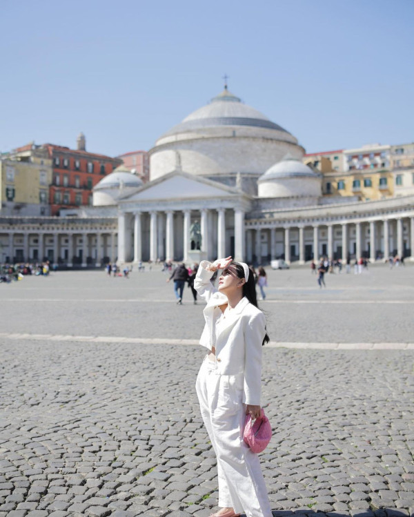 Healing ke Italia, Shandy Aulia Tampil Cantik dan Memesona dalam Balutan OOTD Serba Putih