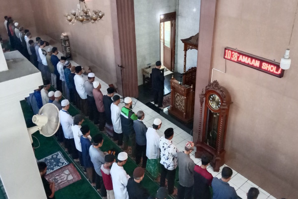 Umat Muslim di Bandung Khusyuk Gelar Salat Gerhana Matahari