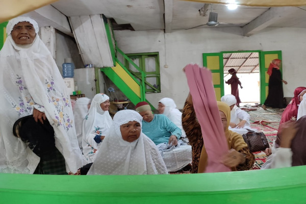 Suasana Jemaah Tarekat Naqsabandiyah Salat Id Hari Ini