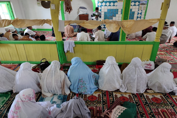 Suasana Jemaah Tarekat Naqsabandiyah Salat Id Hari Ini