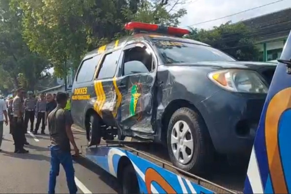 Viral! Detik-detik Minibus Seruduk Mobil Dokkes Polres Temanggung Terekam CCTV