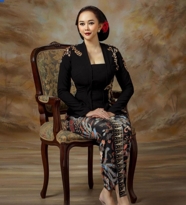 Aura Kasih Tampil Cantik di Hari Kartini 2023, Warganet: Putri Kerajaan Jawa nih