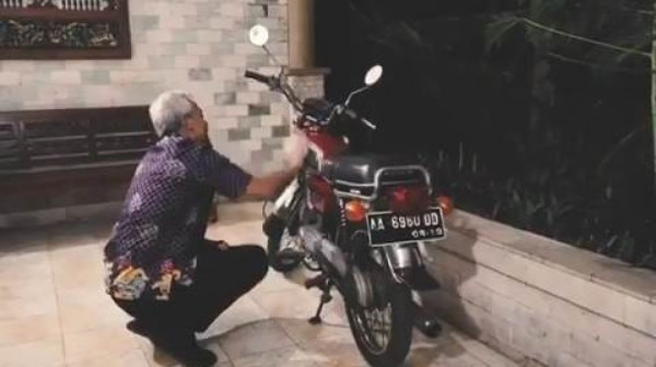 Ganjar Pranowo dan Kecintaanya dengan Motor 2 Tak Yamaha