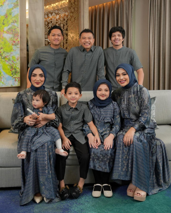 Inspirasi Baju Lebaran Keluarga ala Anang Hermansyah dan Ashanty, Kembaran