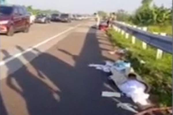 Jenazah Terpental di Jalan Tol Paspro saat Ambulans Bertabrakan dengan SUV