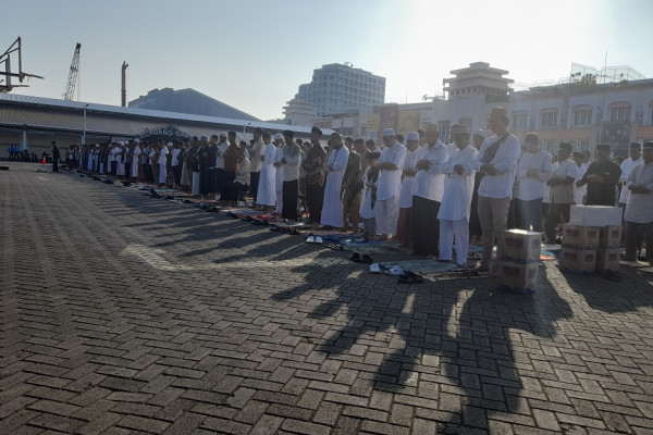 Banjiri Lapangan Basket Megamas Manado, Ribuan Jemaah Muhammadiyah Salat Id