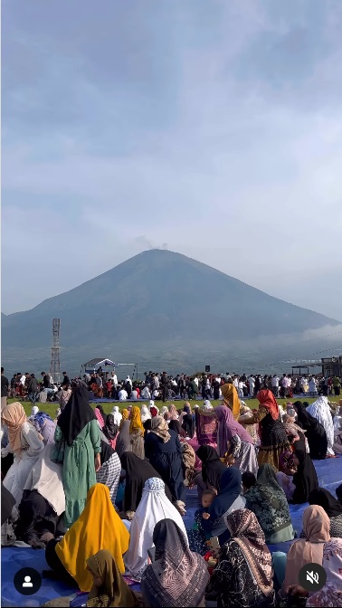 Viral! Warga di Wonosobo Sholat Idul Fitri dengan Pemandangan Gunung Sindoro, Indah Banget