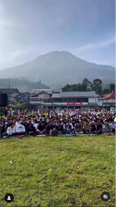 Viral! Warga di Wonosobo Sholat Idul Fitri dengan Pemandangan Gunung Sindoro, Indah Banget