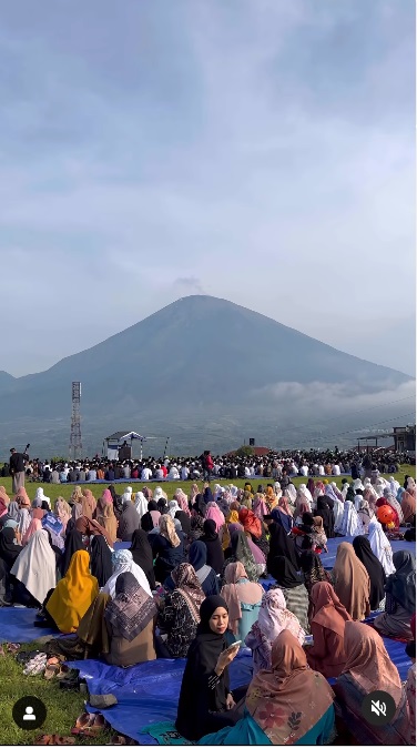 Viral! Warga di Wonosobo Sholat Idul Fitri dengan Pemandangan Gunung Sindoro, Indah Banget