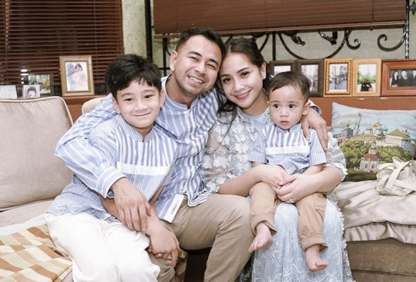 5 Inspirasi Outfit Lebaran Keluarga Artis Indonesia, Kompak dan Menawan