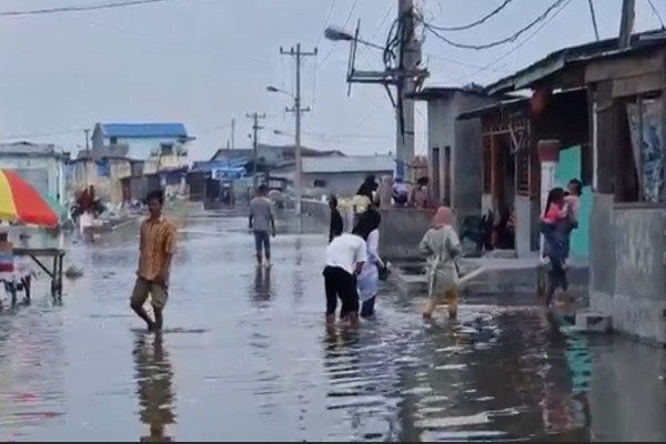 Miris! Warga Medan Rayakan Idulfitri di Tengah Genangan Banjir Rob