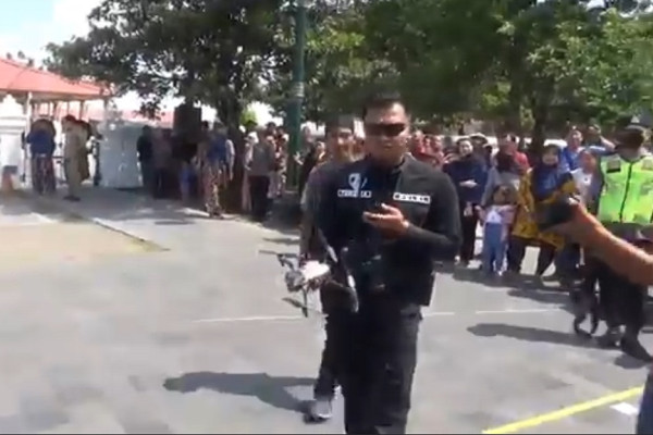 Detik-detik Brimob Tembak Jatuh Drone di Kawasan Masjid Keraton Yogyakarta