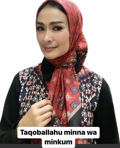 Iis Dahlia Unggah Foto Berkerudung Ucapkan Selamat Idul Fitri, Gayanya Malah Tuai Sindiran