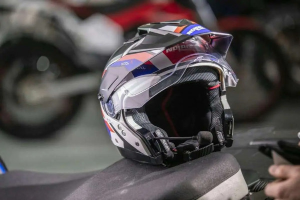 Ini Canggihnya Helm yang Digunakan Ariel Noah saat Mudik Lebaran