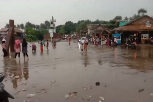 Banjir Terjang Pantai Bagedur Banten, Puluhan Kendaraan Wisatawan Terendam
