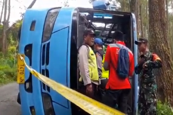Bus Rombongan Lebaran Terguling di Magelang, 1 Tewas dan 8 Terluka